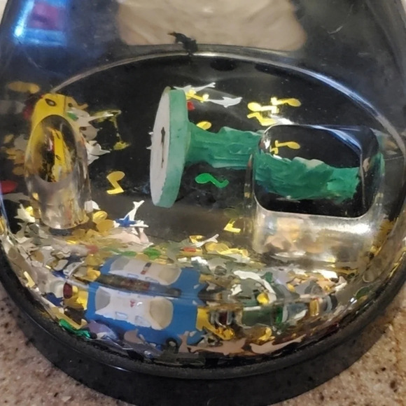 Vintage NYC snow globe - Picture 5 of 10